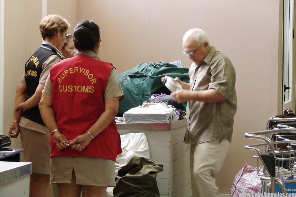 Aduana de Cuba confisca droga escondida.