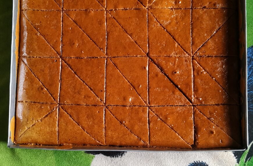 Ricas cuñas de panetela con miel de abeja para cafeterias