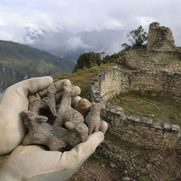 Hallazgo en Kuélap: estatuillas de piedra revelan antiguos rituales de fertilidad