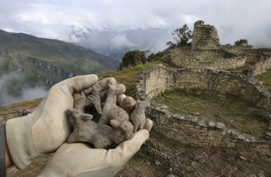 Estatuillas de piedra halladas en Kuélap asociadas a rituales de fertilidad y protección
