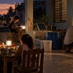 Familia cubana organizando alimentos, agua y energía durante un apagón