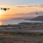 Drones y vehículos autónomos durante una demostración tecnológica en una base costera
