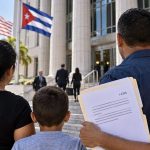 Familia cubana frente a una corte federal de Miami con documentos I-220A