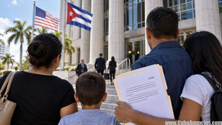 Familia cubana frente a una corte federal de Miami con documentos I-220A
