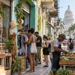 Pequeños negocios y emprendedores trabajando en una calle comercial de La Habana